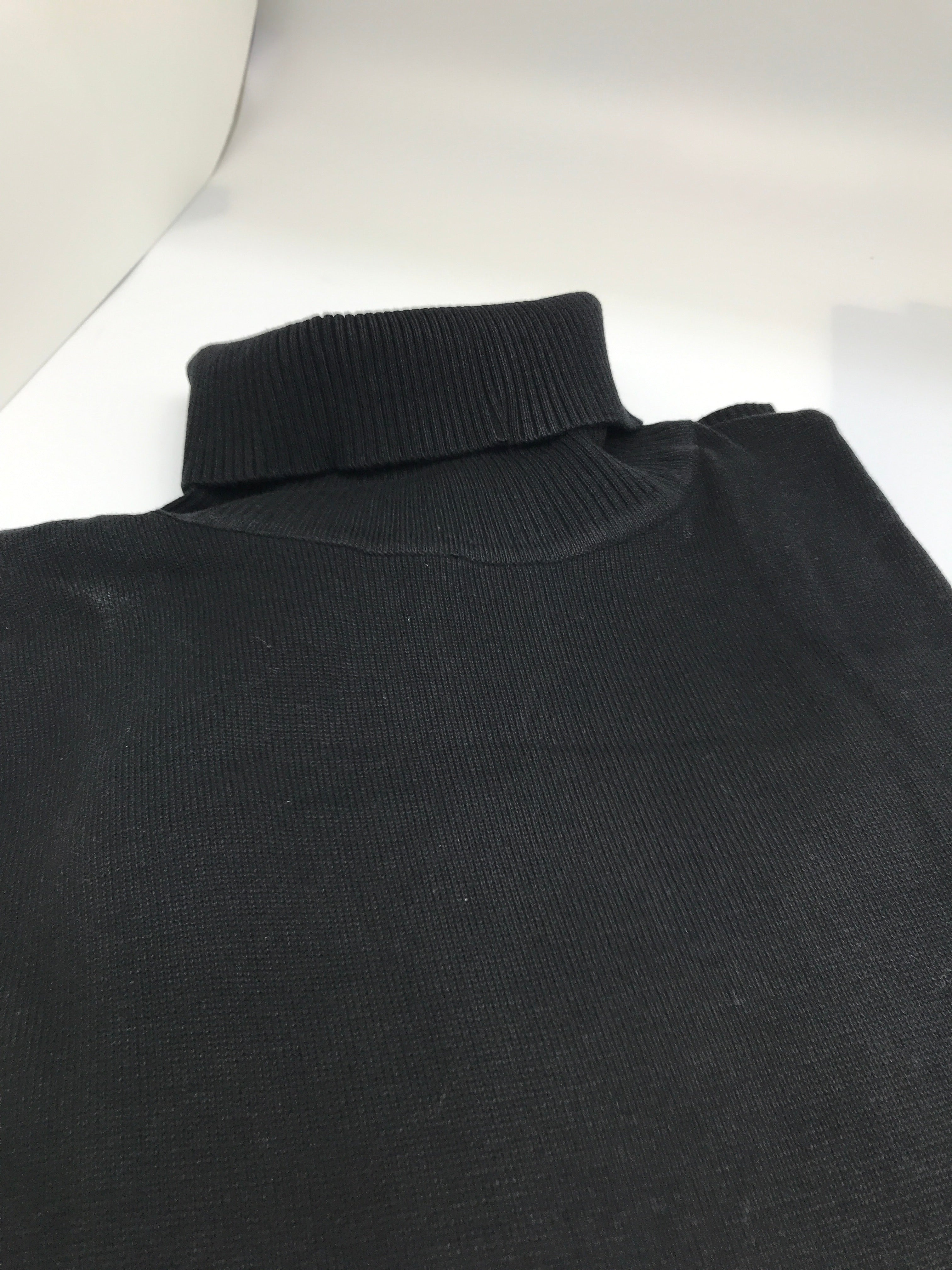 BLACK TURTLENECK