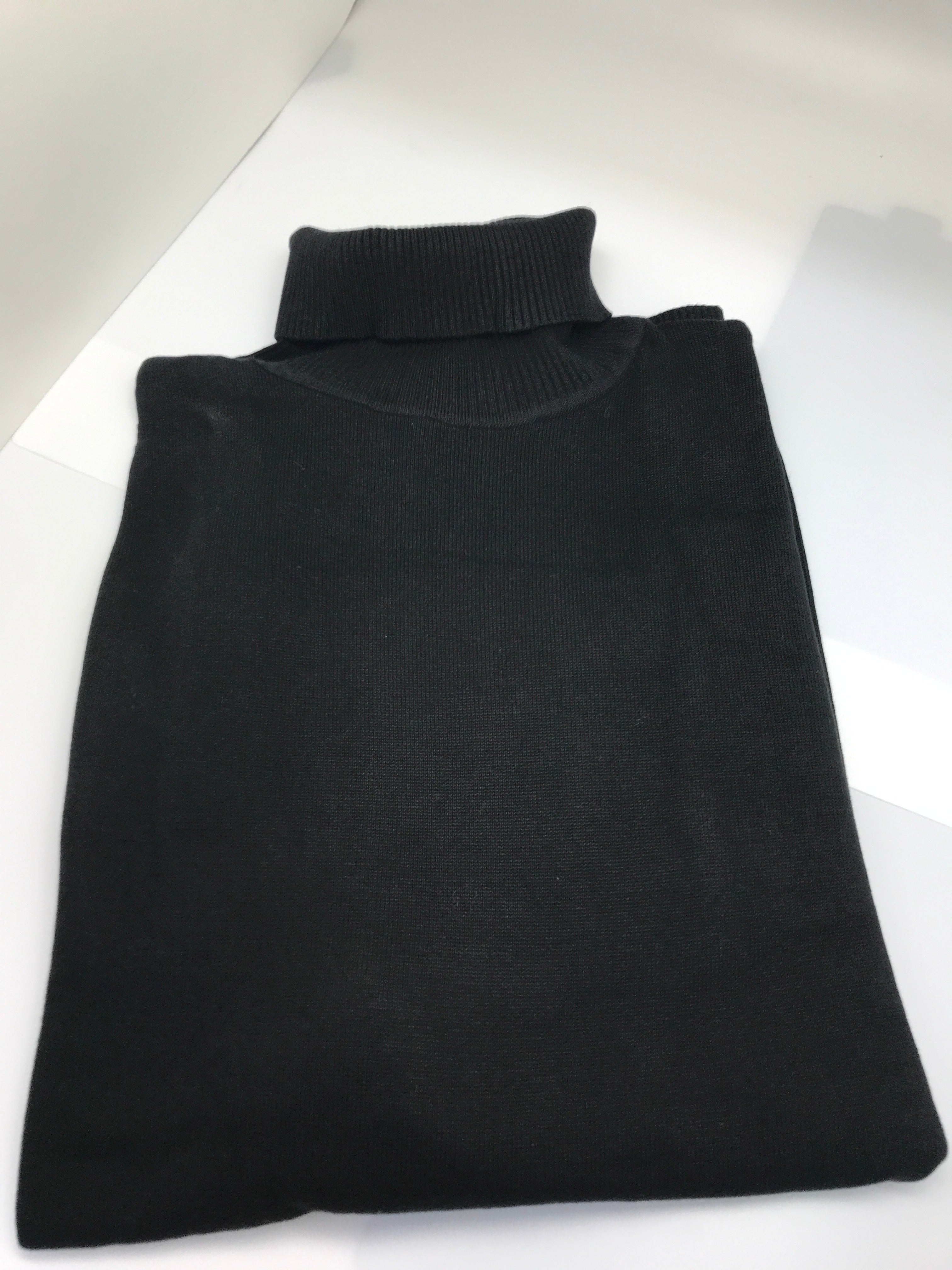 BLACK TURTLENECK
